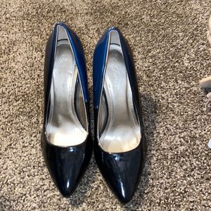 Ombré navy pumps